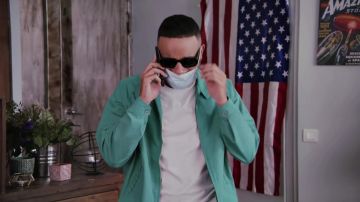 La veste verte portée par Mister V dans la vidéo YouTube LES COPAINS AU LAIT - EP.1 LE LOTO