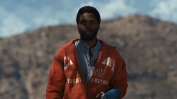 Sweat à capuche orange porté par Beckett (John David Washington) comme on le voit dans le film Beckett