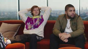 Zapatillas Nike usadas por Jesse Wheeler (Lucas Hedges) como se ve en los atuendos de la serie de televisión The Premise (Temporada 1 Episodio 3)