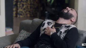 La camiseta de calavera negra usada por Youssef Benkikir (Oussama Kheddam) en la serie Family Business (Temporada 3)