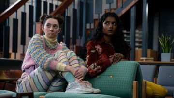 Pastel Rayé Joggers portés par Lily Iglehart (Tanya Reynolds) dans l&#39;Éducation Sexuelle garde-robe (Saison 2 Épisode 7)