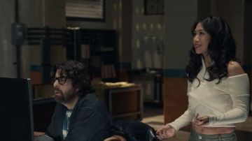 Crop top blanco usado por Melody 'Mel' Bayani (Liza Lapira) como se ve en el programa de televisión The Equalizer (Temporada 1 Episodio 1)