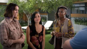 Vestido floral negro usado por Linda (Samantha Cutaran) como se ve en los atuendos de la serie de televisión Home Economics (Temporada 2 Episodio 2)