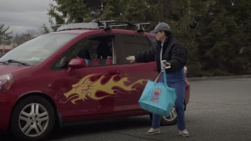 Zapatillas usadas por Nora (Awkwafina) como se ve en la serie de televisión Awkwafina is Nora From Queens (Temporada 2 Episodio 8)