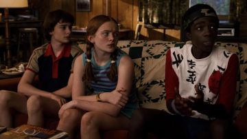 La camiseta de estilo japonés de Lucas Sinclair (Caleb McLaughlin) en la serie de televisión Stranger Things (Temporada 3 Episodio 6)