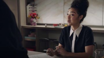 Le chemisier porté par Kat Edison (Aisha Dee) dans la série De celles qui osent (Saison 2 Épisode 5)