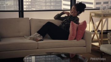 Les bottines argentées portées par Kat Edison (Aisha Dee) dans la série De celles qui osent (Saison 1 Episode 8)