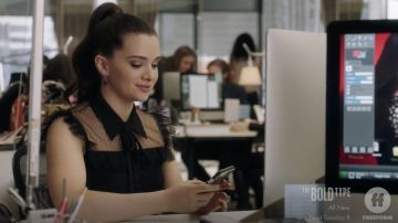 Le chemisier porté par Jane Sloan (Katie Stevens) dans la série De celles qui osent (Saison 2 Episode 8)