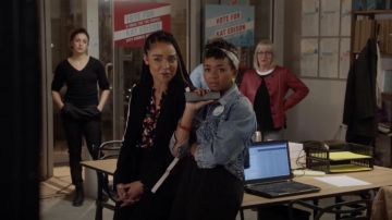 La chaqueta de jean asimétrica usada por Tia Clayton (Alexis Floyd) en la serie Of Those Who Dare (Temporada 3 Episodio 9)