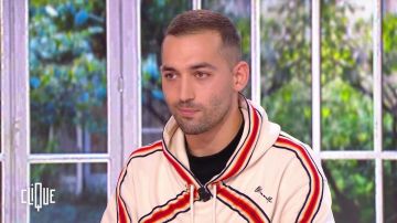 Le hoodie porté par Dali Benssalah dans l'émissionn Clique TV