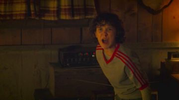 Gris Manches Courtes Col V Sweat-shirt porté par Eleven (Millie Bobby Brown) comme on le voit dans Stranger Things séries télévisées tenues (Saison 2 Épisode 4)