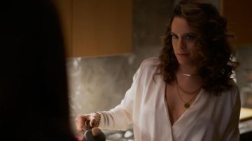 Collar de oro usado por Gigi Ghorbani (Sepideh Moafi) en el vestuario de la serie de televisión The L Word: Generation Q (Temporada 2 Episodio 5)