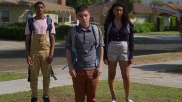 El mono beige + caracteres japoneses en las correas de Jamal Turner (Brett Gray) en la serie On My Block (Temporada 4 Episodio 6)