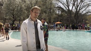 Chaqueta White Ace '8' usada por Ace Spade (Alexander Ludwig) como se ve en los atuendos de la serie de televisión Heels (Temporada 1 Episodio 7)