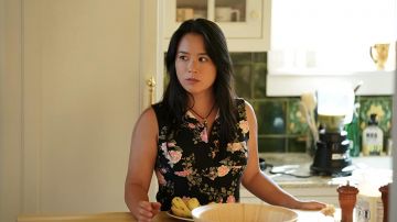 Haut fleuri porté par Rachel (TV Carpio) comme on le voit dans Big Sky séries télévisées (Saison 2 Épisode 1)