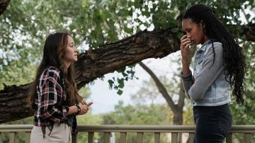 Crop Denim Jacket porté par Harper (Troy Leigh-Anne Johnson) comme on le voit dans Big Sky série Télé (S02E02)