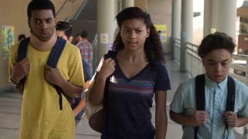 Camiseta a rayas V Neck usada por Monse Finnie (Sierra Capri) como se ve en el vestuario de la serie de televisión On My Block (Temporada 1 Episodio 2)