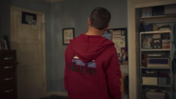 Hurley Rouge Zip Hoodie porté par Ruby Martinez (Jason Genao) comme on le voit dans On My Block séries TV (S04E02)