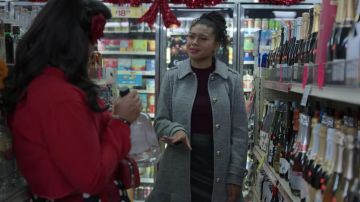 Manteau gris porté par Monse Finnie (Sierra Capri) comme on le voit dans On My Block séries TV (Saison 4 Épisode 3)