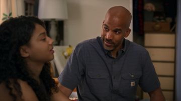 Carhartt chemise rayée à manches courtes portée par Monty Finnie (Reggie Austin) comme on le voit dans On My Block série TV garde-robe (S04E05)