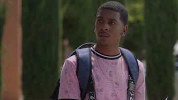 Camiseta rosa paisley bandana print usada por Jamal Turner (Brett Gray) como se ve en la serie de televisión On My Block (S04E06)