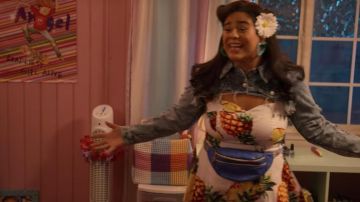 Vestido estampado de piña usado por Jasmine (Jessica Marie Garcia) como se ve en el vestuario de la serie de televisión On My Block (S04E06)