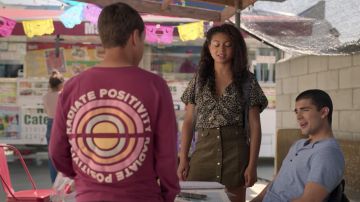 Rayonner de Positivité ras du cou sweat-shirt porté par Ruby Martinez (Jason Genao) comme on le voit dans les tenues Sur Mon Bloc (S04E09)