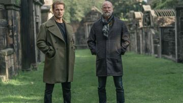 Abrigo de lana a cuadros usado por Graham McTavish como se ve en Men in Kilts: A Roadtrip with Sam and Graham Tv series outfits (Temporada 1 Episodio 4)