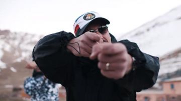 The cap worn by Lartiste in her video clip TIKKA feat. Heuss the motherfucker