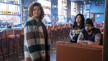 Manteau en Laine à carreaux porté par Robyn McCall (Queen Latifah) comme on le voit dans L&#39;Égaliseur de la série TV garde-robe (Saison 1 Épisode 1)