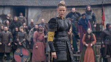 Cosplay de vestuario usado por Freydis Eriksdotter (Frida Gustavsson) como se ve en el vestuario de Vikings: Valhalla de la temporada 1