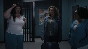 Chaqueta de mezclilla usada por Rita Connors (Leah Purcell) como se ve en el vestuario de la serie de televisión Wentworth (Temporada 9 Episodio 6)