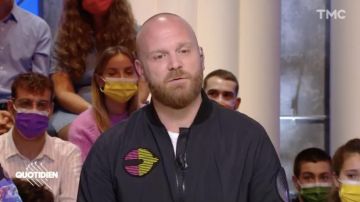 Le blouson bomber porté par Will CHampion de Coldplay dans l'émission Quotidien de 5 octobre 2021