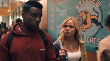 Checks Downtown Hoodie en bordeaux porté par Clay Cooper (Chibuikem Uche) comme on le voit dans L'un de Nous Est Allongé Émission de Télévision (Saison 1 Épisode 2)