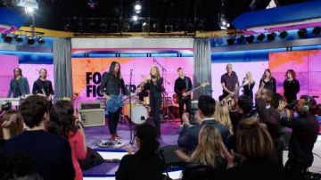 Baskets rouges portées par Dave Grohl de Foo Fighters comme on le voit dans les tenues de la série télévisée The Morning Show (S02E04)