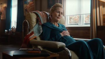 The green combination worn by Jean Milburn (Gillian Anderson) in the series Sex Education (S03E06)