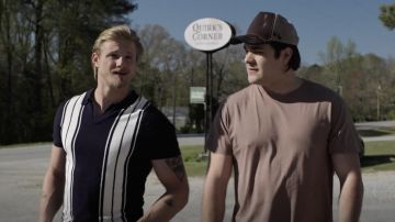 Polo a rayas usado por Ace Spade (Alexander Ludwig) como se ve en los atuendos de la serie de televisión Heels (S01E08)