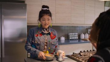 Veste en jean multi patch porté par Claudia Kishi (Momona Tamada) comme on le voit dans Les tenues de la série télévisée Club Baby-Sitters (Saison 2 Épisode 2)