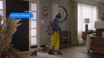 Pantalon jaune porté par Claudia Kishi (Momona Tamada) comme on le voit dans Les tenues de la série télévisée Club Baby-Sitters (S02E02)