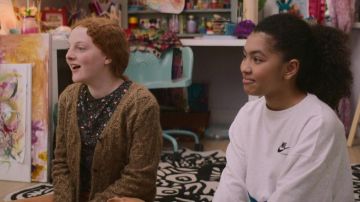 Sudadera Nike White Crewneck usada por Jessi Ramsey (Anais Lee) como se ve en The Baby-Sitters Club Outfits (Temporada 2 Episodio 3)