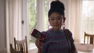 Rose Boucles d'oreilles portées par Claudia Kishi (Momona Tamada) comme on le voit dans La série TV Baby-Sitters Club (S02E05)