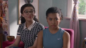 Nike Grey Top usado por Jessi Ramsey (Anais Lee) como se ve en la serie de televisión The Baby-Sitters Club (S02E08)