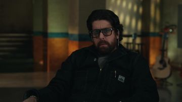 Champ gauche Zip Veste en Jean porté par Harry Keshegian (Adam Goldberg) comme on le voit dans Les tenues de la série TV Equalizer (Saison 2 Épisode 1)