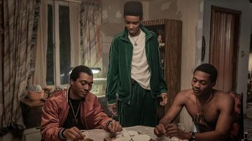 Vert Velours Survêtement porté par B-Mickie (Myles Truitt) comme on le voit dans BMF Black Mafia Famille TV séries Tenues (Saison 1 Épisode 1)