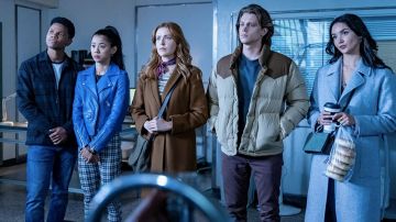 Veste en cuir bleu porté par Georgia 'George' Fan (Leah Lewis) comme on le voit dans Nancy Drew série TV garde-robe (Saison 3 Épisode 2)