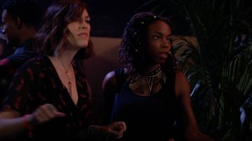 Haut brodé porté par Denise (Sasheer Zamata) comme on le voit dans l'Économie Domestique série TV garde-robe (Saison 2 Épisode 3)