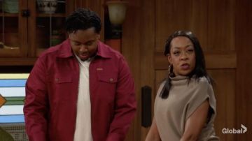 Veste rouge portée par Marty (Marcel Spears) comme on le voit dans Les tenues de la série télévisée Quartier (Saison 4 Épisode 4)