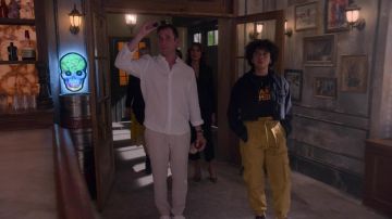 Yellow pants worn by Breanna Casey (Aleyse Shannon) as seen in Leverage: Redemption TV series Outfits (Season 1 Episode 2)