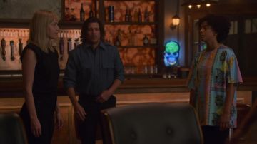 Printed Oversize T-shirt worn by Breanna Casey (Aleyse Shannon) as seen in Leverage: Redemption TV Show outfits (Season 1 Episode 3)