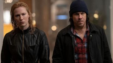 Veste zippée noire portée par Parker (Beth Riesgraf) comme on le voit dans L'effet de levier: Redemption série TV Armoire (Saison 1 Épisode 13)